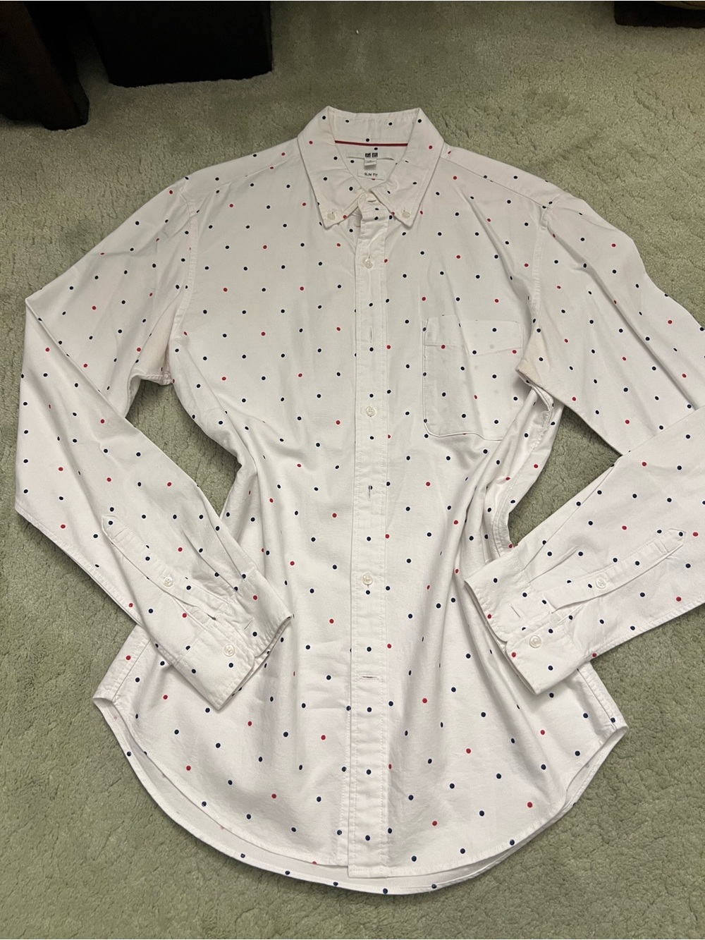 Uniqlo White Long-Sleeve Button-Up Shirt with Red & Navy Polka Dots Slim Fit